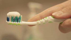 Usuarios reportaron irritación bucal, inflamación en las encías y dolor bucal.