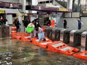 Metro y Aeropuerto de CDMX en caos por lluvias e inundaciones