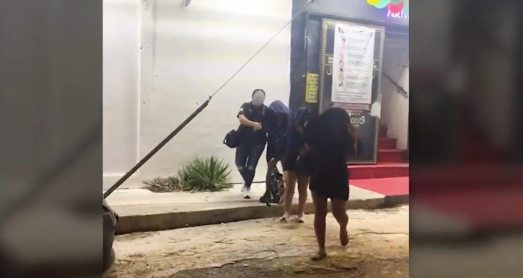 Fiscalía rescata a 15 mujeres víctimas de trata en bar de Tulum