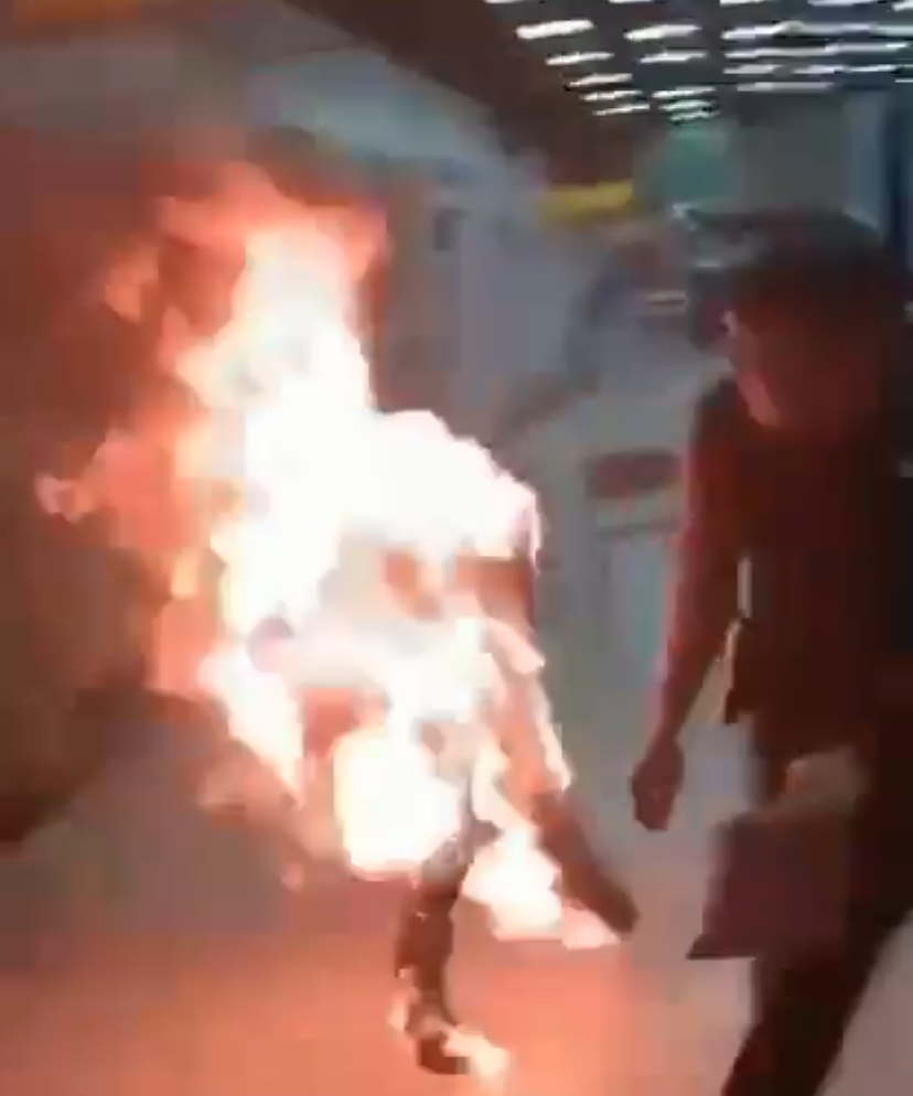 Hombre se prende fuego en un aeropuerto tras pelear con su esposa
