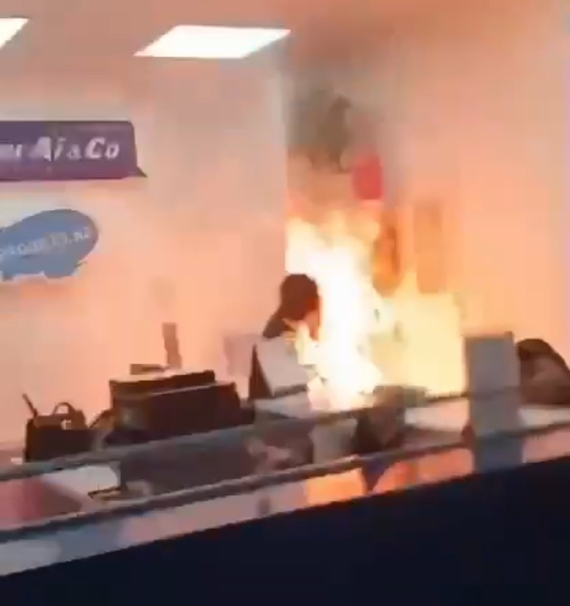 Hombre se prende fuego en un aeropuerto tras pelear con su esposa