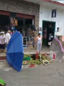 Mujer derriba puesto de elotes porque “estorbaba” su negocio