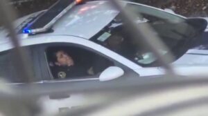 Policías usan patrulla como motel, los graban y ahora los investigan