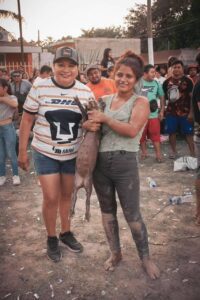 Diputada golpea a animales vivos dentro de una piñata en Campeche 