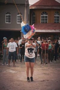 Diputada golpea a animales vivos dentro de una piñata en Campeche 
