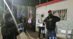Grupo de choque invade con violencia albergue estudiantil en Oaxaca