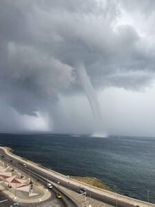 Tromba marina sorprende en el malecón de La Habana 