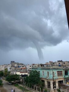 Tromba marina sorprende en el malecón de La Habana 