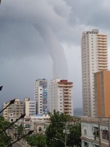 Tromba marina sorprende en el malecón de La Habana 