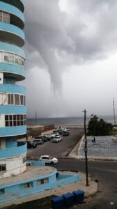 Tromba marina sorprende en el malecón de La Habana 