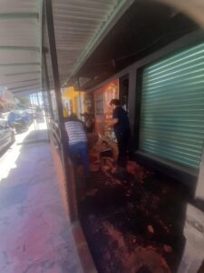 5 menores amanecen durmiendo en la calle sobre un cartón en Palenque 