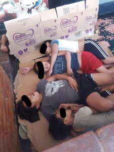 5 menores amanecen durmiendo en la calle sobre un cartón en Palenque 