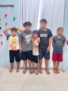 5 menores amanecen durmiendo en la calle sobre un cartón en Palenque 