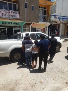 5 menores amanecen durmiendo en la calle sobre un cartón en Palenque 