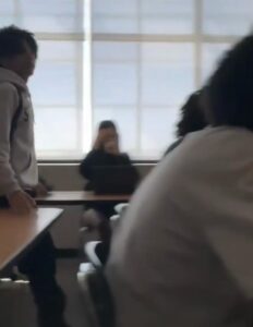Encuentran armas de fuego a 2 alumnos dentro de un aula 
