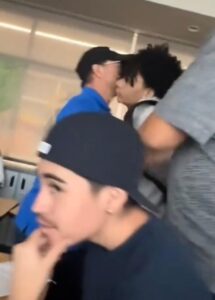 Encuentran armas de fuego a 2 alumnos dentro de un aula 