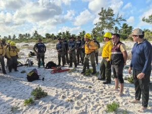 Suman esfuerzos para sofocar el incendio en Holbox