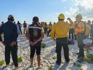 Suman esfuerzos para sofocar el incendio en Holbox
