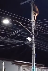 Hombre en estado de ebriedad se electrocuta al subir a un poste de luz