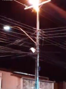 Hombre en estado de ebriedad se electrocuta al subir a un poste de luz
