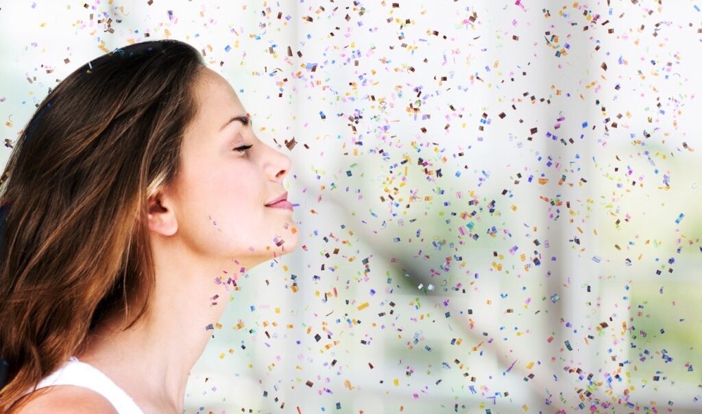Estudio revela que el aire que respiramos contiene miles de microplásticos al día