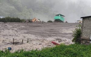 Tragedia en la India: Aluvión deja al menos 5 muertos y 100 desaparecidos