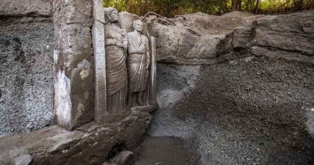 Hallan en Pompeya tumba con esculturas humanas casi a tamaño real de hace 2,000 años