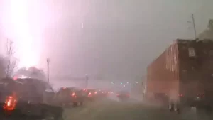Rayo hace explotar un transformador y deja una escena de terror