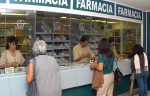 Sheinbaum reporta 96% de abastecimiento de medicamentos en el IMSS