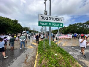 Protesta en Tulum por cierre de accesos a las playas