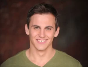 Desviven al actor Adam Turck por defender a una mujer