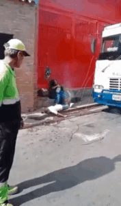 Abuelita y su nieto mueren electrocutados por un cable suelto en la calle