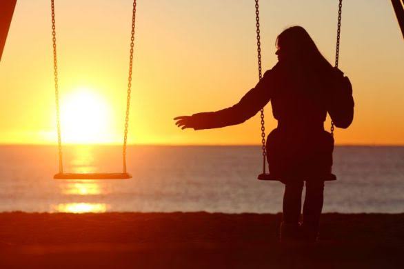 La nostalgia tóxica: Cómo idealizar el pasado afecta tu bienestar emocional