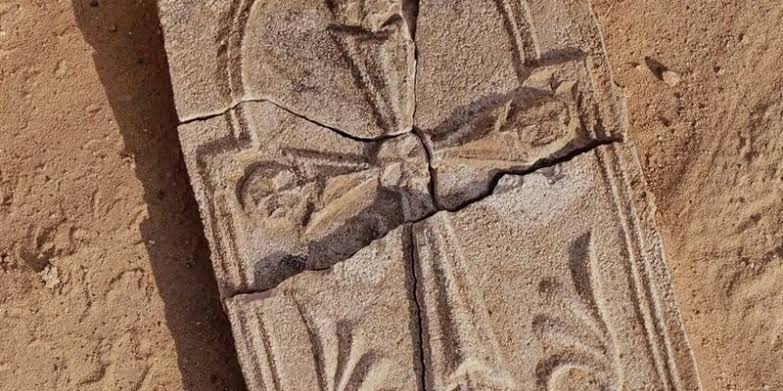 Una cruz cristiana de 1,400 años encontrada en Abu Dabi revela la presencia temprana del cristianismo