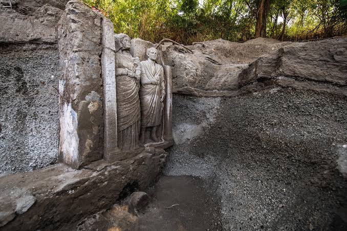 Descubren esculturas humanas de tamaño real en tumba antigua de Pompeya