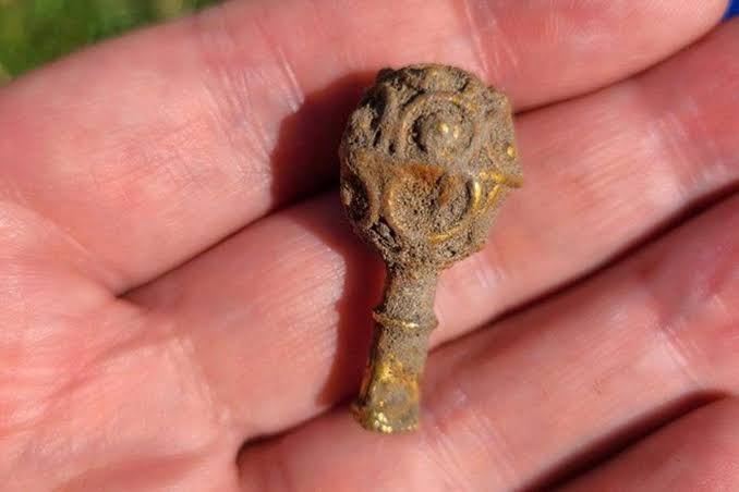 Estudiante descubre joya de oro medieval de hace 1.100 años en su primera excavación en Inglaterra