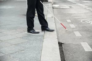 Hombre invidente es discriminado por un policía en el transporte público 