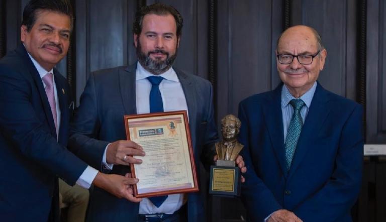 “El cine, un espacio de libertad”, expresa Santiago García Galván al recibir presea Ricardo Flores Magón