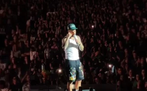 Maluma regaña a una fan por llevar un bebé a su concierto