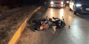 Muere joven motociclista tras ser arrollado por un taxi; familiares piden justicia