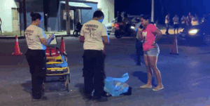 Muere joven motociclista tras ser arrollado por un taxi; familiares piden justicia