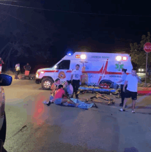 Muere joven motociclista tras ser arrollado por un taxi; familiares piden justicia