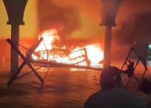 Pobladores de Tzucacab, Yucatán, queman Palacio Municipal tras muerte de joven detenido