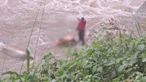 Madres se lanzan al río para salvar a sus hijos y resultan varios muertos