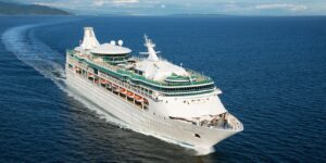 Hombre salta de un crucero para no pagar deudas por apuestas
