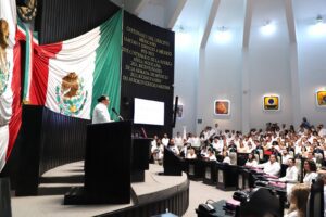 Entrega a Congreso el Tercer Informe de Mara Lezama