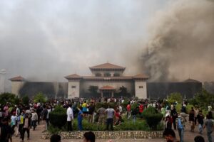 Queman viva en Nepal a esposa de ex primer ministro 