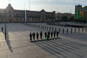 Izan bandera en memoria de las víctimas de los sismos de 1985 y 2017