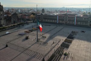 Izan bandera en memoria de las víctimas de los sismos de 1985 y 2017