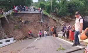 Colapsa puente en Chiapas por fuertes lluvias 